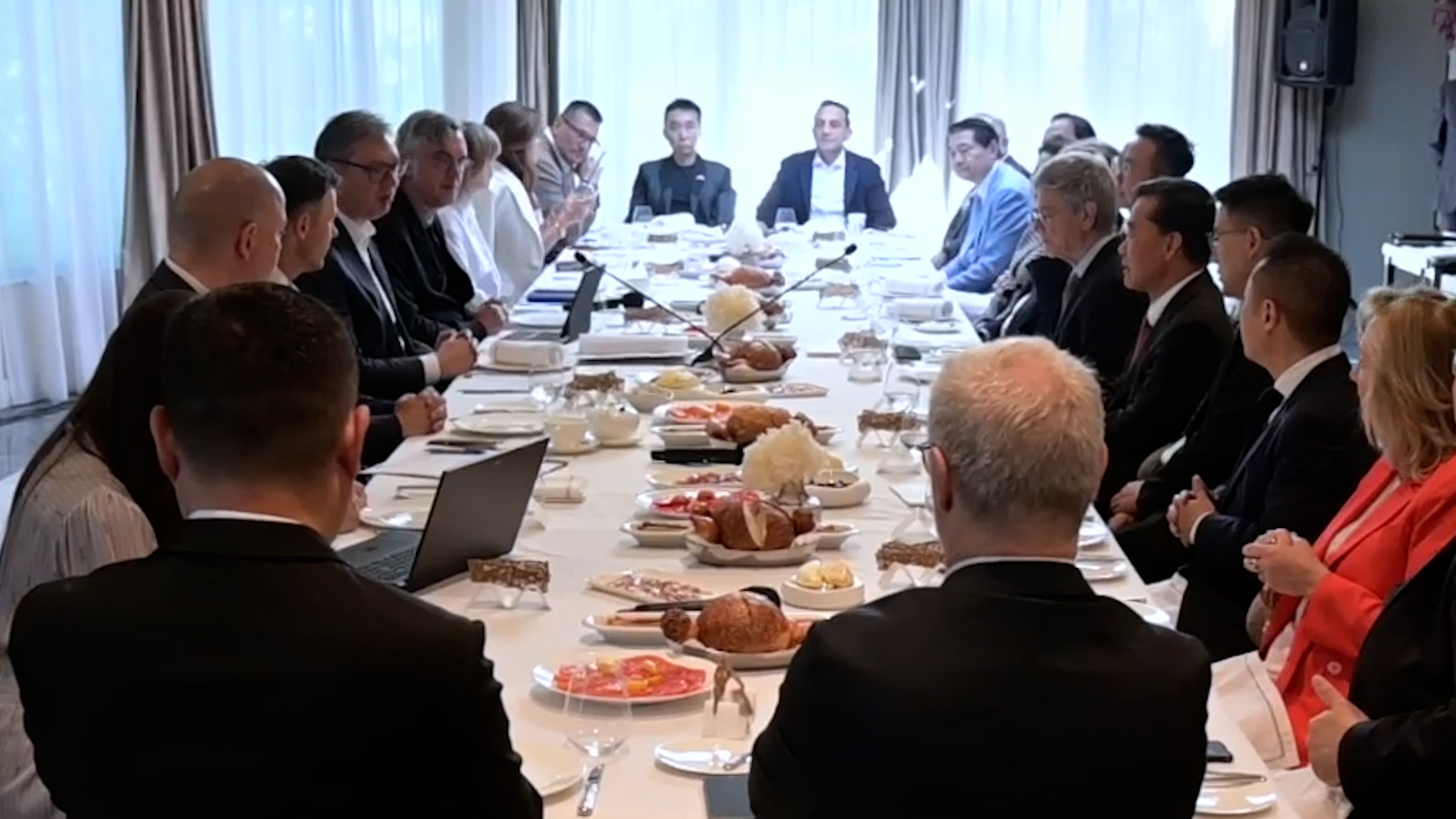 Beograd, predsednik Republike Srbije Aleksandar Vucic na radnom dorucku sa ekonomistom Dzefrijem Saksom, pokrivanje